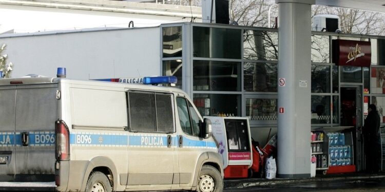 Nietrzeźwa kierująca „zasnęła” przy dystrybutorze paliwa. Groźna sytuacja w centrum Legnicy