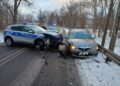 Pościg zakończony kraksą. Policyjny radiowóz staranowany, funkcjonariusze w szpitalu
