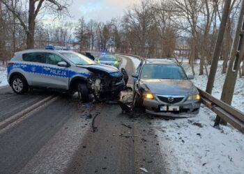 Pościg zakończony kraksą. Policyjny radiowóz staranowany, funkcjonariusze w szpitalu