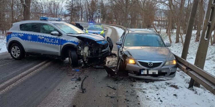 Pościg zakończony kraksą. Policyjny radiowóz staranowany, funkcjonariusze w szpitalu
