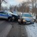 Pościg zakończony kraksą. Policyjny radiowóz staranowany, funkcjonariusze w szpitalu