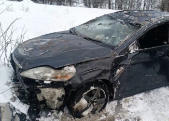 Szokujące holowanie po wypadku. Samochód ciągnięty był po dachu