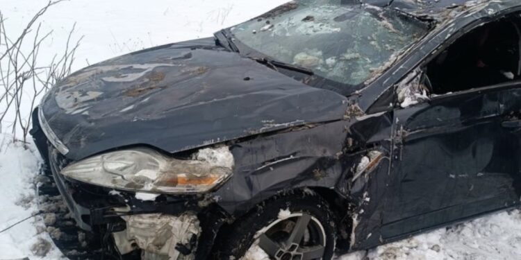 Szokujące holowanie po wypadku. Samochód ciągnięty był po dachu