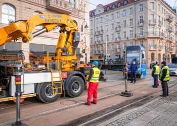 Paraliż komunikacyjny w centrum Wrocławia. Wykolejenie tramwaju sparaliżowało kluczowe trasy