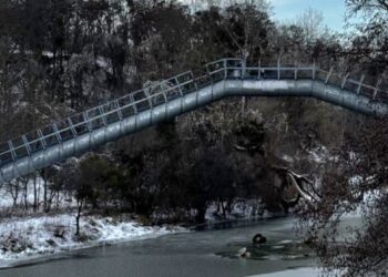 Weszli na gazociąg nad skute lodem koryto rzeki. Interwencja służb we Wrocławiu mogła zapobiec tragedii