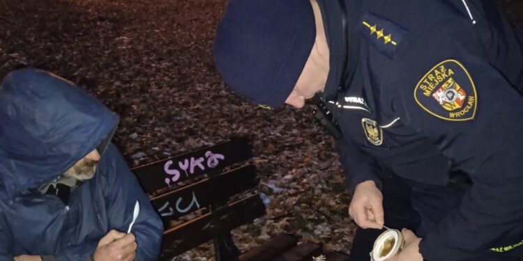 Śmiertelny mróz uderzył we Wrocław. Tragiczny bilans jednej nocy i dziesiątki interwencji służb