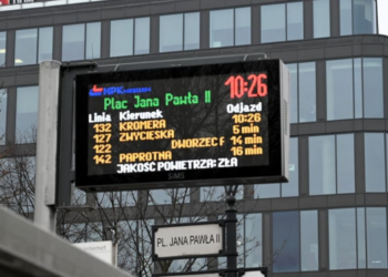 Wrocław zaskakuje kolorową tablicą na przystanku! Sprawdzamy, co kryje się za nowym rozwiązaniem MPK