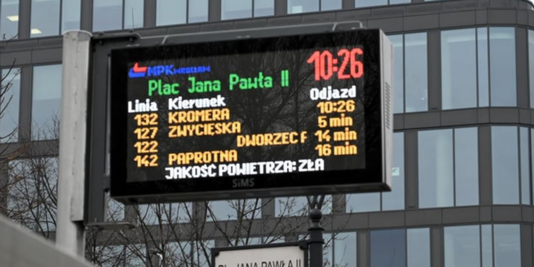 Wrocław zaskakuje kolorową tablicą na przystanku! Sprawdzamy, co kryje się za nowym rozwiązaniem MPK