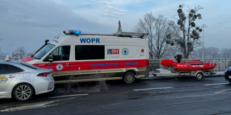 Nieodpowiedzialni na lodzie! Interwencja ratowników WOPR we Wrocławiu