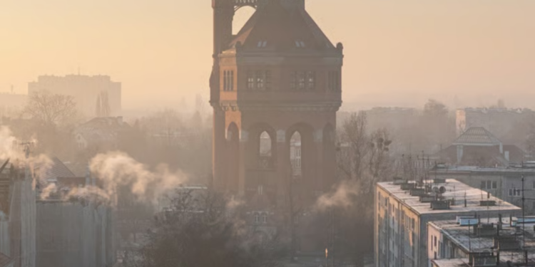 Alarm smogowy we Wrocławiu! Jakość powietrza spada – mieszkańcy otrzymali pilne zalecenia