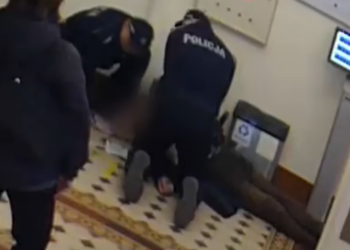 Dramat w Sądzie Rejonowym we Wrocławiu. 78-latek zasłabł, policjanci ruszyli z natychmiastową pomocą