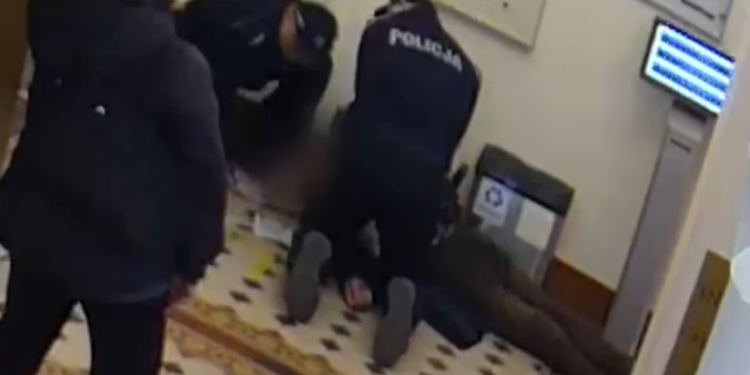 Dramat w Sądzie Rejonowym we Wrocławiu. 78-latek zasłabł, policjanci ruszyli z natychmiastową pomocą