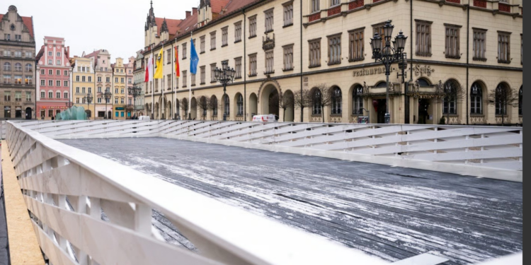 Zimowa atrakcja w sercu Wrocławia. Lodowisko na Rynku dostępne przez całe ferie