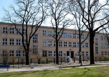 Gaz przerwał próbną maturę we Wrocławiu. Ewakuowano setki uczniów z liceum