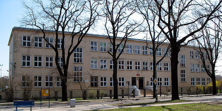 Gaz przerwał próbną maturę we Wrocławiu. Ewakuowano setki uczniów z liceum