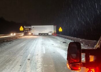 Zima uderzyła w Dolny Śląsk. Autostrada A4 zablokowana, Wrocław w korkach