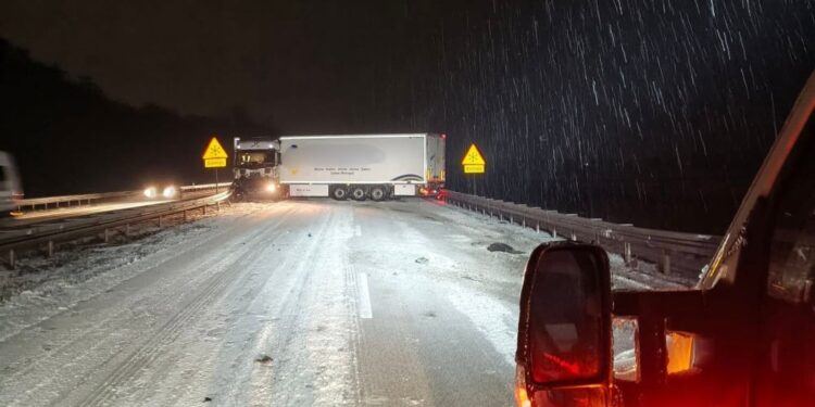 Zima uderzyła w Dolny Śląsk. Autostrada A4 zablokowana, Wrocław w korkach