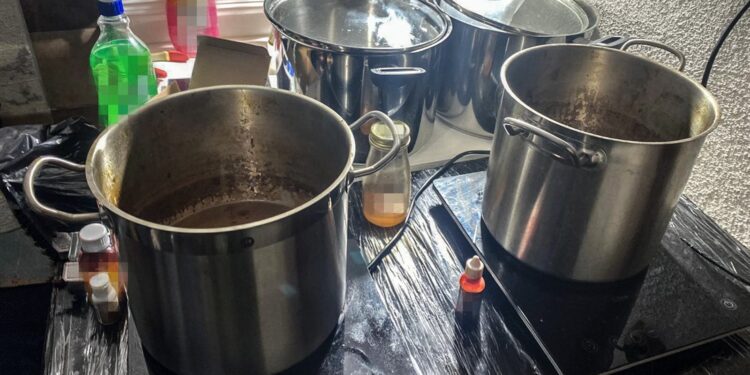 Narkotykowa „cukiernia” we Wrocławiu rozbita. CBŚP ujawnia sprzedaż ciastek i batonów z THC i HHC