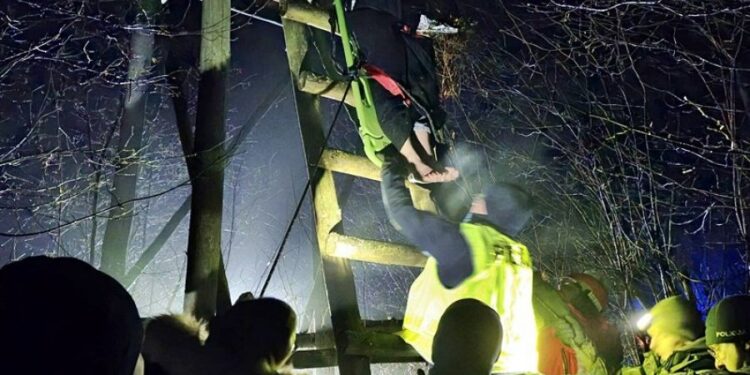 Wychłodzony mężczyzna odnaleziony w ambonie myśliwskiej