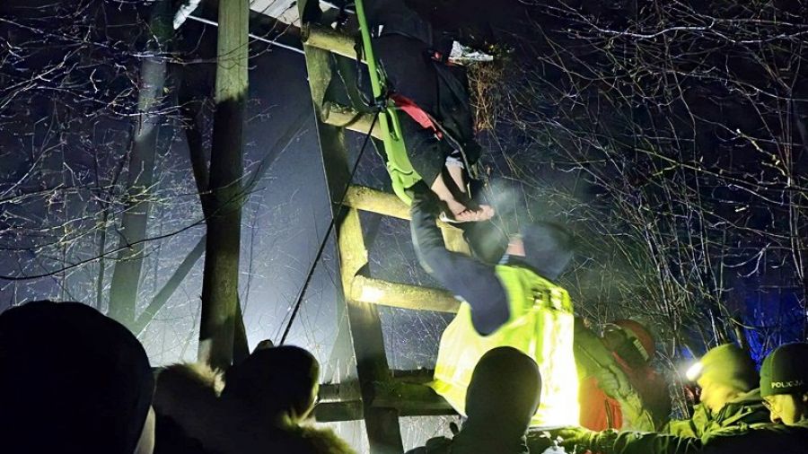Wychłodzony mężczyzna odnaleziony w ambonie myśliwskiej