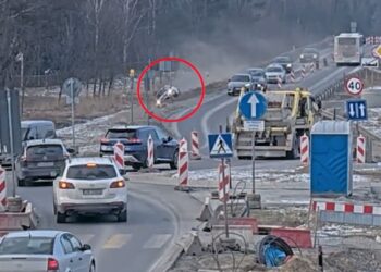 Groźny finał brawurowej jazdy. Kierowca zabarykadował się w aucie, interweniowała policja