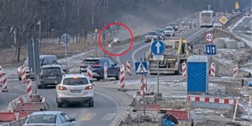 Groźny finał brawurowej jazdy. Kierowca zabarykadował się w aucie, interweniowała policja