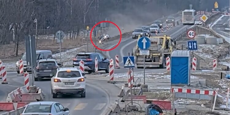 Groźny finał brawurowej jazdy. Kierowca zabarykadował się w aucie, interweniowała policja